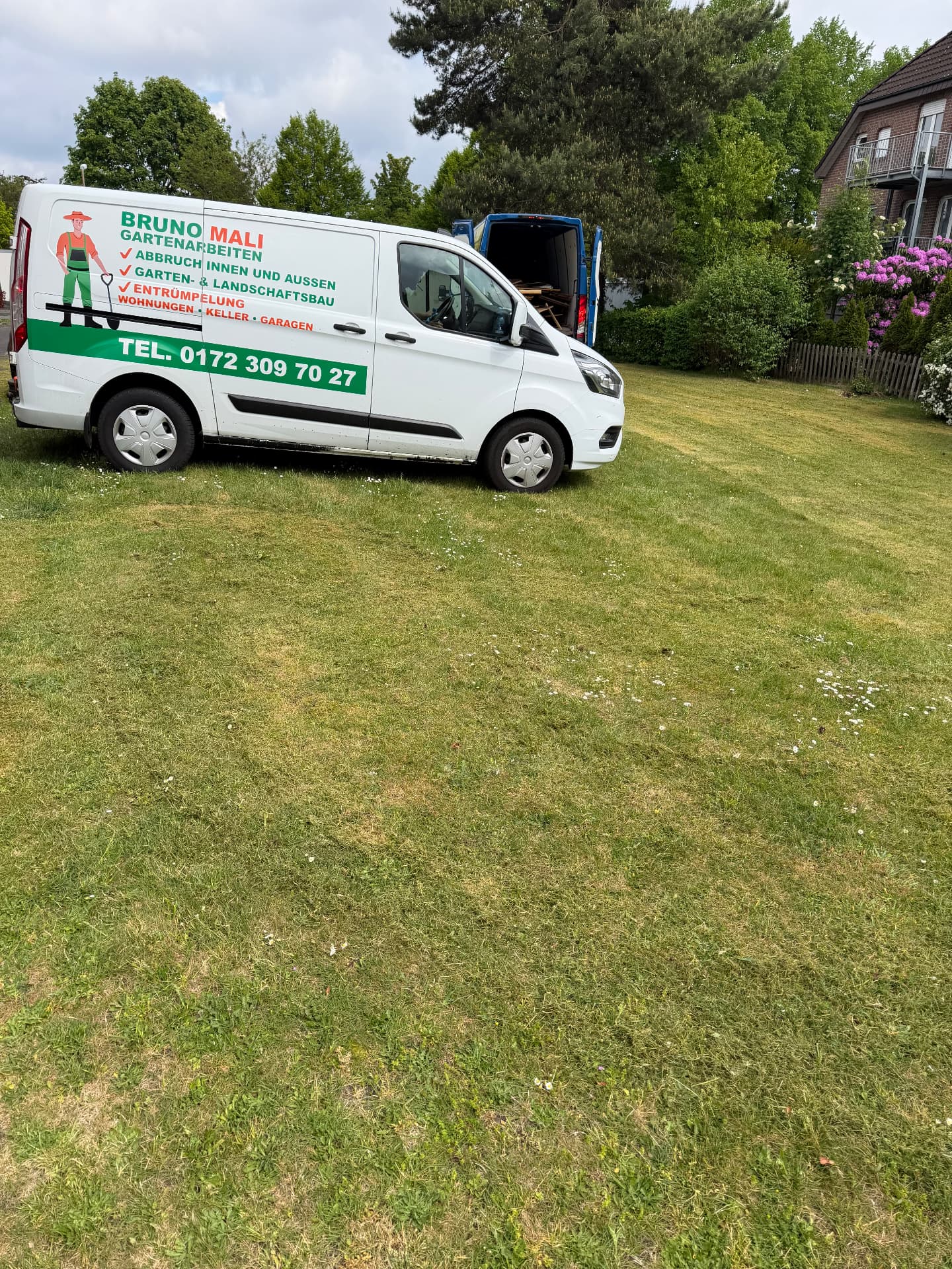 Gartenpflege mit Bruno-Mali-Transporter