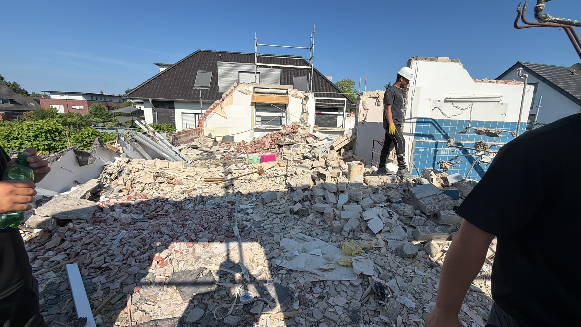Abbruch eines Hauses – unser Team auf der Baustelle