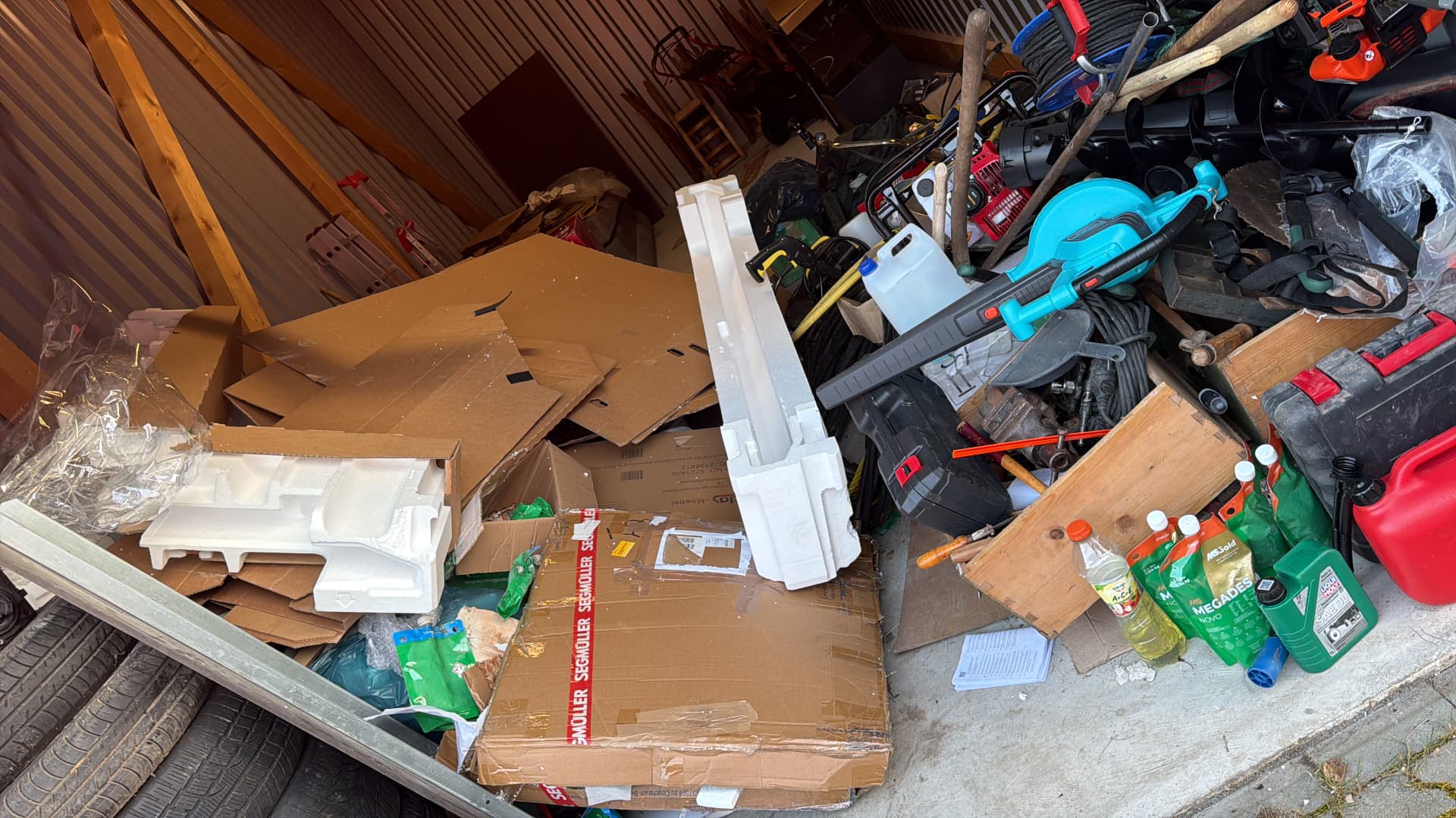 Garage wird entrümpelt – Kartons und Altgeräte