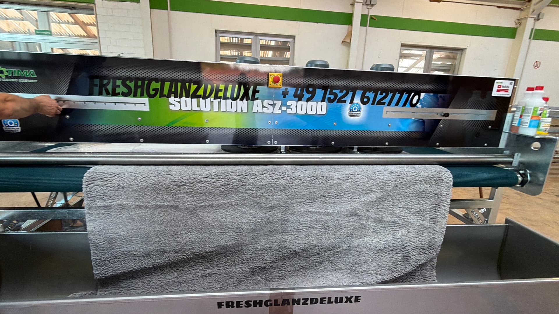 Grauer Hochflor-Teppich in der Maschine