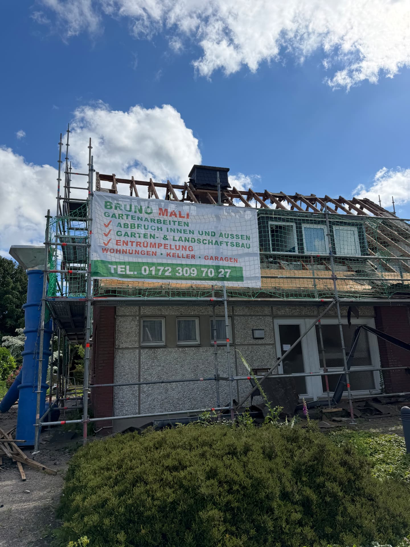 Dachrückbau mit Gerüst und Bruno-Mali-Banner